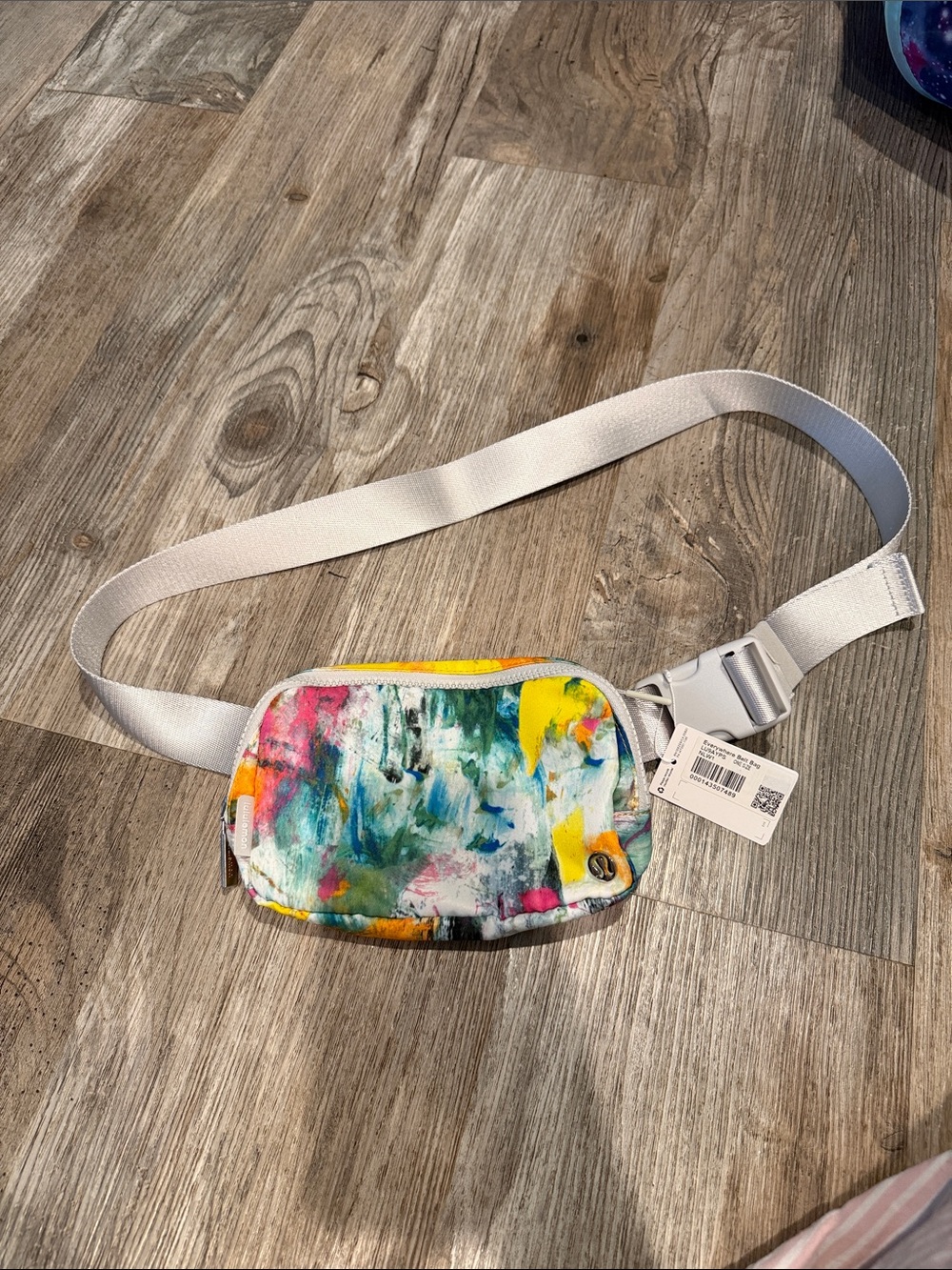 NEW with tags! EVERYWHERE BELT BAG
No Limits White Multi